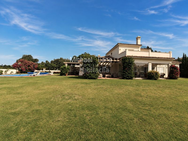 Foto c6abcb60-f8d2-4d75-9d92-d5118d438861. Xalet amb xemeneia calefacció aparcament piscina a Sotogrande