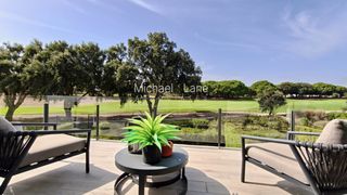 Casa adosada  Urbanización san roque club. Exclusivo adosado en esquina en primera línea de golf en san roq