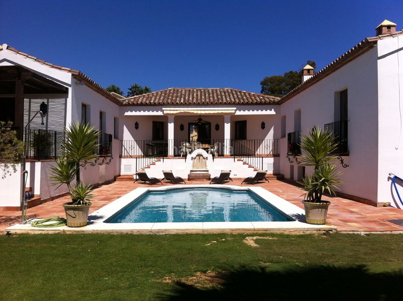 Foto 618d8047-bcde-45a9-beb2-00a181c34039. Xalet amb xemeneia aparcament piscina a Sotogrande alto Sotogrande