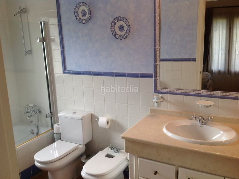 Foto ecd22d10-459b-48e4-990f-66f9002f0d1b. Xalet amb xemeneia aparcament piscina a Sotogrande alto Sotogrande
