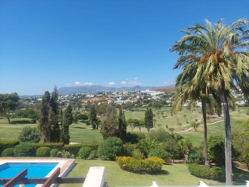 Foto a7835145-8b13-4b7e-b3f9-f2ac9082105e. Casa adossada amb xemeneia piscina a Paraiso - Barronal Estepona