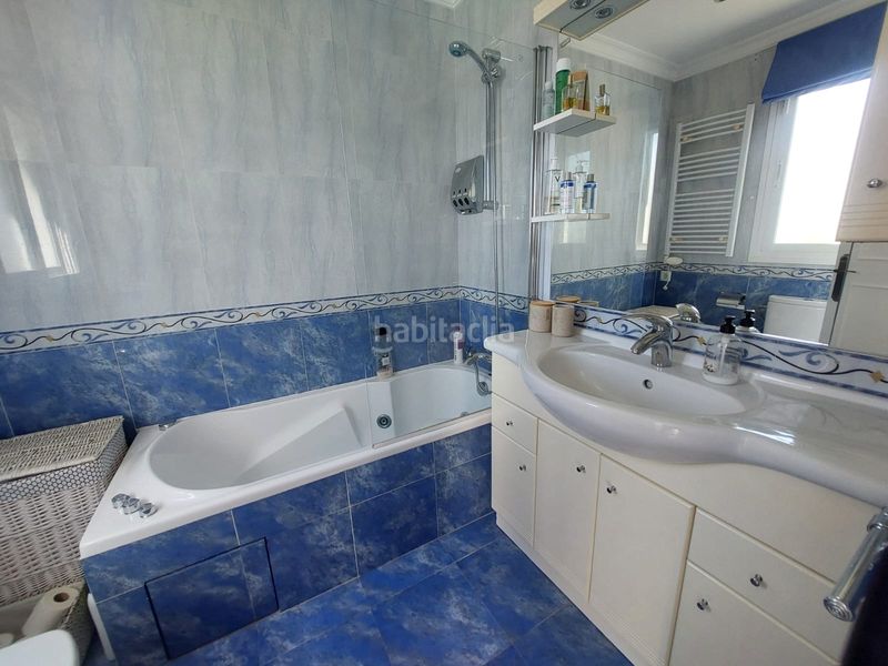 Foto e2b813d1-c16f-4dea-b8c5-12b3d7d63b82. Casa adossada amb xemeneia piscina a Paraiso - Barronal Estepona
