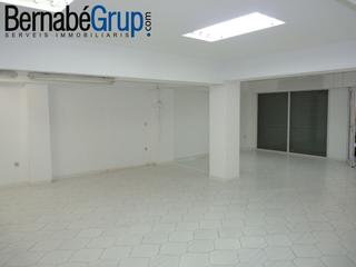 Location Local commercial  Carrer de navarra. Local comercial en zona centro de granollers