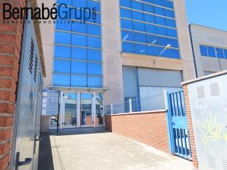 Lloguer Oficina  Carrer de mataró. Se ofrece oficina y tres plazas de parking en zona de polígono,