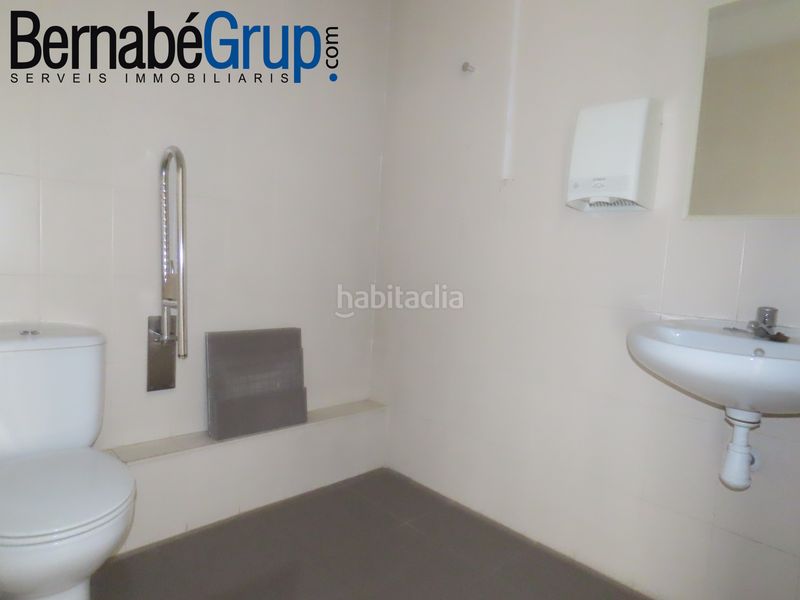 Foto a587be7d-161f-44f3-8e53-e7cc6fef3cc6. Alquiler local comercial local esquinero en Congost Granollers