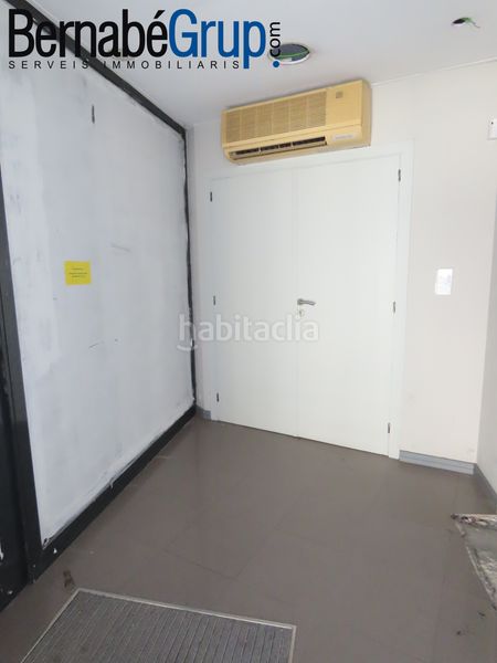 Foto fcee3dff-34b4-4e79-8b54-71f35946f1fa. Alquiler local comercial local esquinero en Congost Granollers