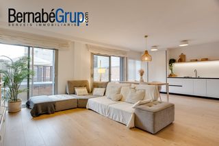 Piso  Carrer de josep carner. Exclusivo inmueble reformado, con terraza y garaje en zona font