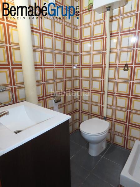 Foto 039dbc89-b763-4931-90b2-dd86170e055e. Alquiler local comercial en carrer rec 38 local esquinero junto al cap en Canovelles