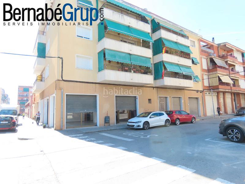 Foto 60fcd683-6f61-40c7-a5f9-b9c15f230a6d. Alquiler local comercial en carrer rec 38 local esquinero junto al cap en Canovelles