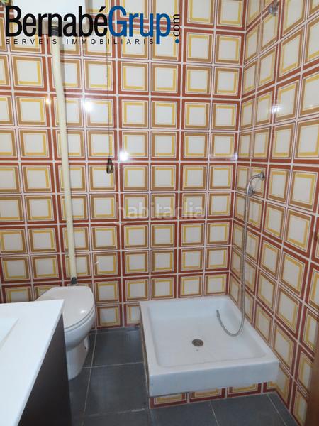 Foto 718d5c21-7449-4dc3-84e1-ddf605293116. Alquiler local comercial en carrer rec 38 local esquinero junto al cap en Canovelles