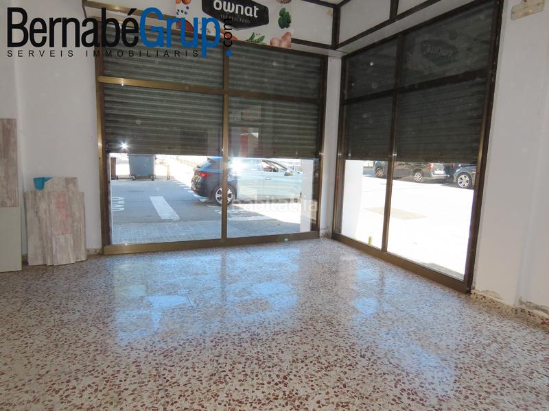 Foto 85caa135-b6d8-4ca5-a140-fb59a3de23b4. Alquiler local comercial en carrer rec 38 local esquinero junto al cap en Canovelles