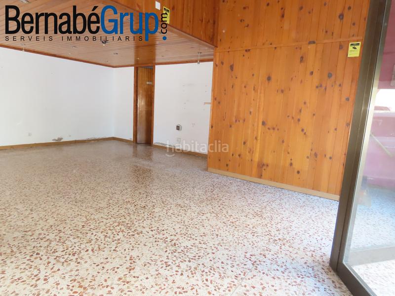 Foto ae0d5f61-a4e8-458d-9e30-f6c3ca2225d5. Alquiler local comercial en carrer rec 38 local esquinero junto al cap en Canovelles
