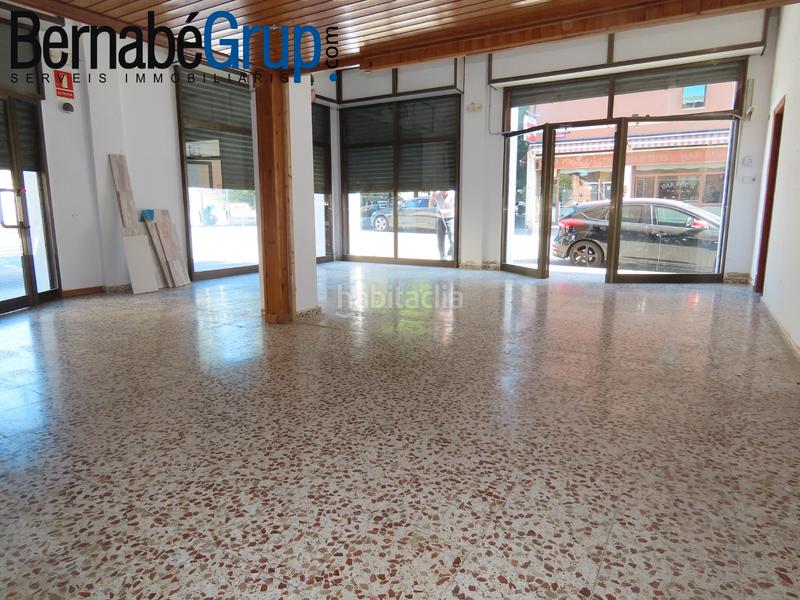 Foto bd7f2f25-4ef1-4045-b8fa-6beaac69b6a2. Alquiler local comercial en carrer rec 38 local esquinero junto al cap en Canovelles