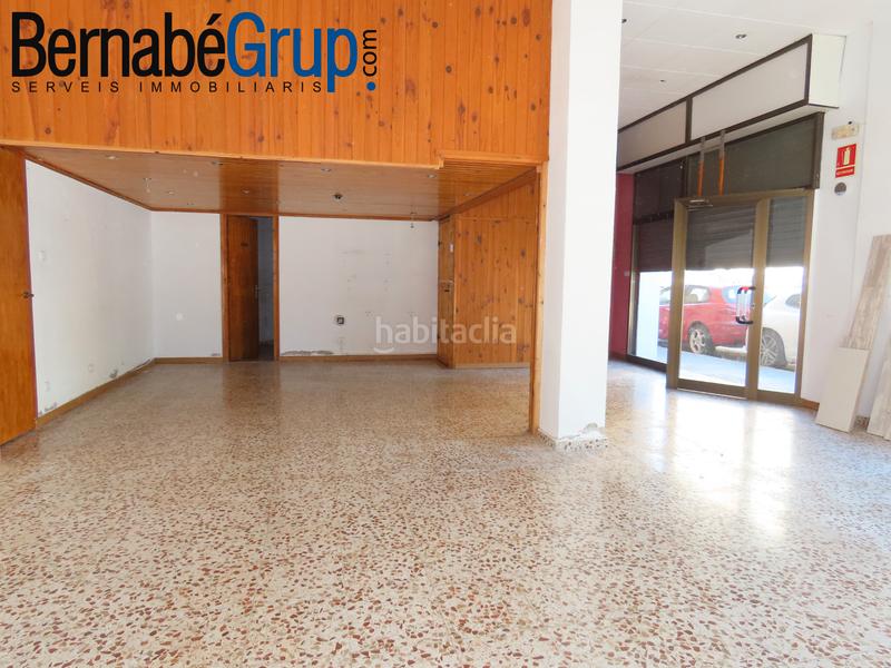 Foto cb6cae21-cda3-4664-9737-e756c5277514. Alquiler local comercial en carrer rec 38 local esquinero junto al cap en Canovelles