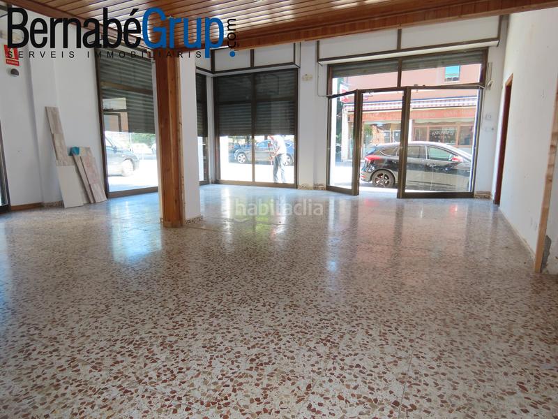 Foto dd29f5ad-73ec-47f0-a64f-1d435abcbffb. Alquiler local comercial en carrer rec 38 local esquinero junto al cap en Canovelles