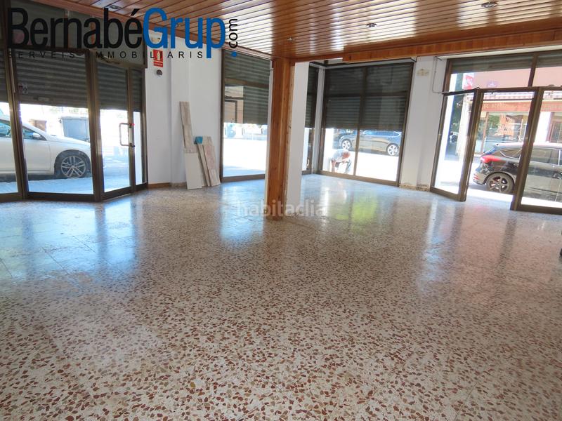 Foto f6500eba-f290-4916-9f12-46561b767199. Alquiler local comercial en carrer rec 38 local esquinero junto al cap en Canovelles