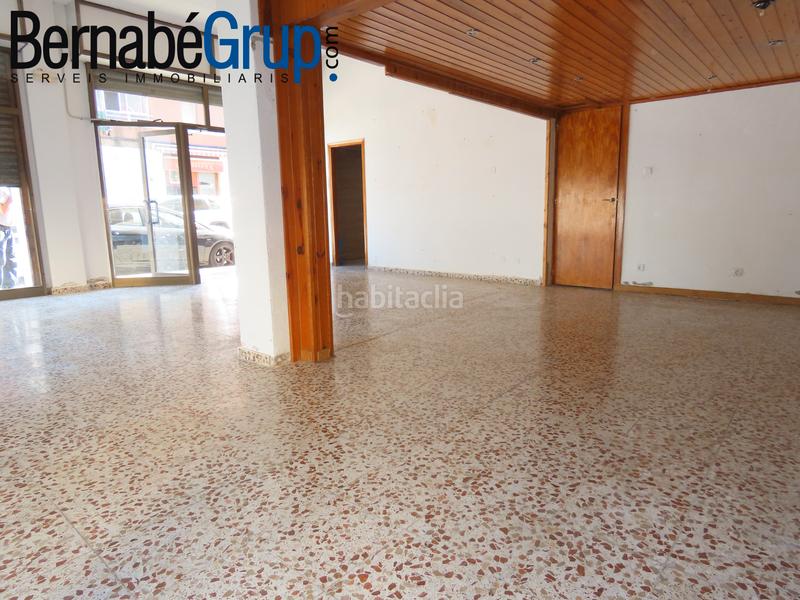 Foto f790081c-03dc-4cb1-a4dd-276478596fc4. Alquiler local comercial en carrer rec 38 local esquinero junto al cap en Canovelles