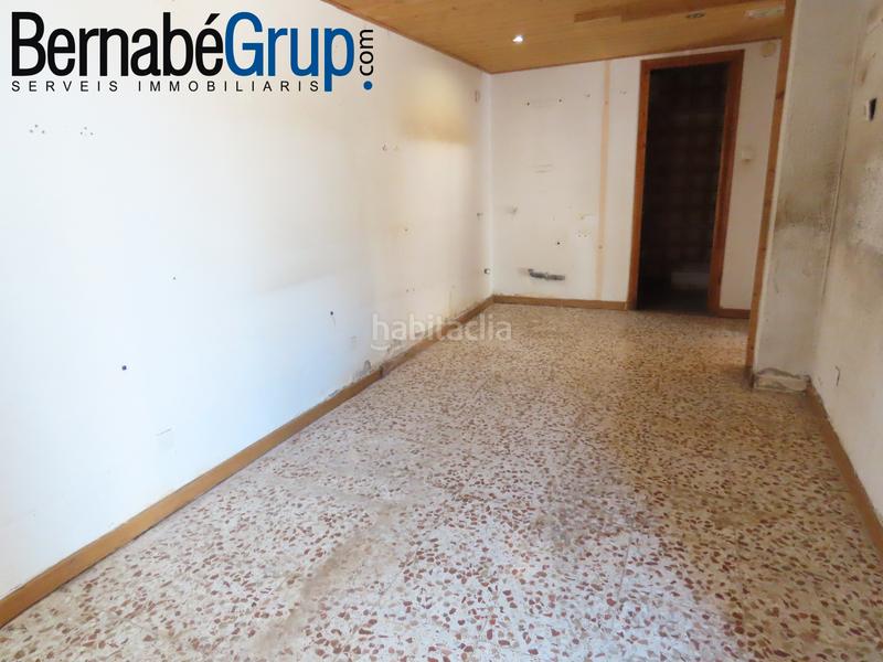 Foto f9a3a3e3-1560-4f14-ac8d-a230e2e0b4d8. Alquiler local comercial en carrer rec 38 local esquinero junto al cap en Canovelles