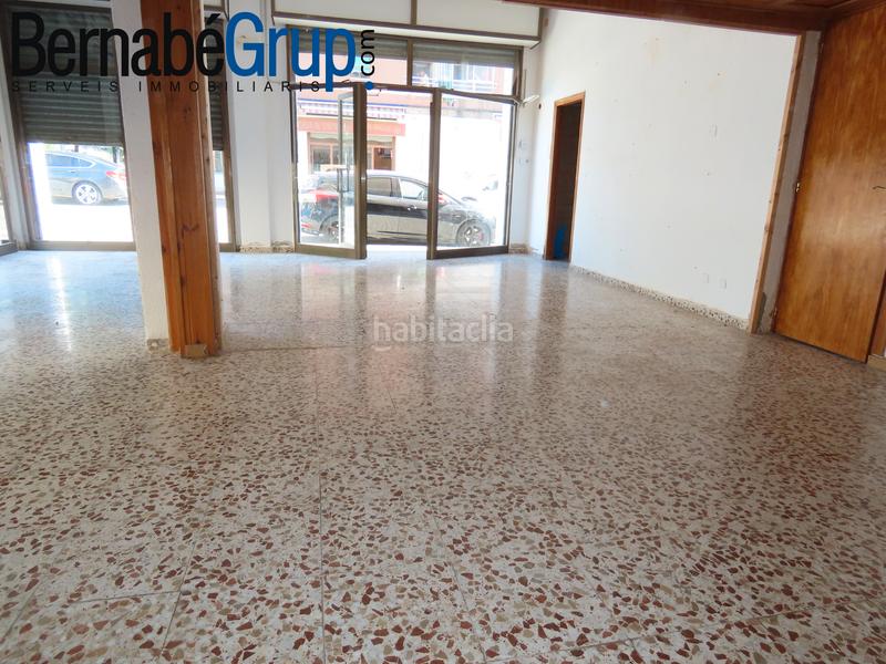 Foto ff526e92-7bba-41ab-ac3b-1ea25bafd409. Alquiler local comercial en carrer rec 38 local esquinero junto al cap en Canovelles