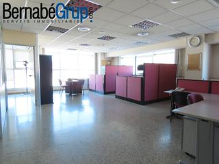 Location Local commercial  Carrer de mataró. Se ofrece oficina y tres plazas de parking en zona de polígono,