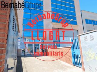 Location Local commercial  Carrer de mataró. Se ofrece oficina y tres plazas de parking en zona de polígono,