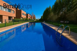 Casa adossada a Canovelles. Adosada en can gurgui con piscina comunitaria
