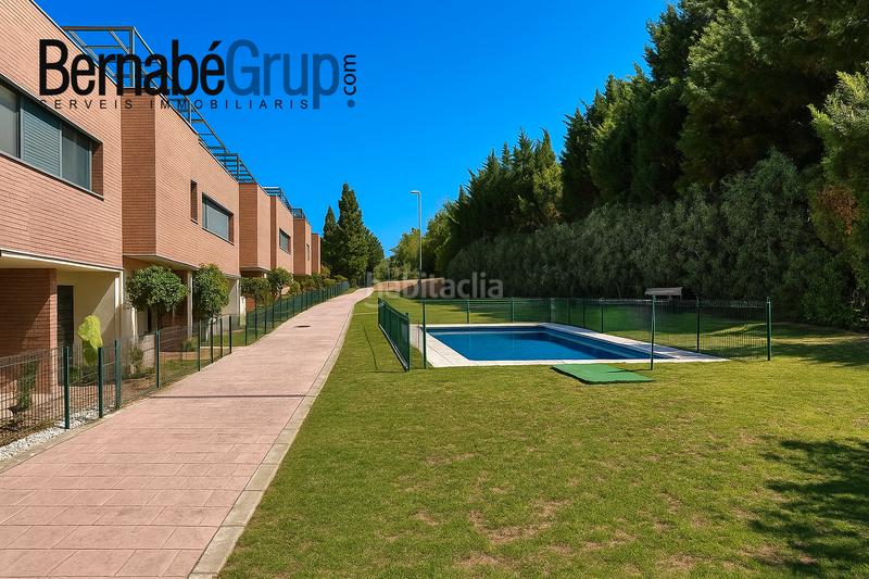 Foto d11f99f3-30ff-4a88-87b5-c522f7056266. Casa adosada adosada en can gurgui con piscina comunitaria en Canovelles