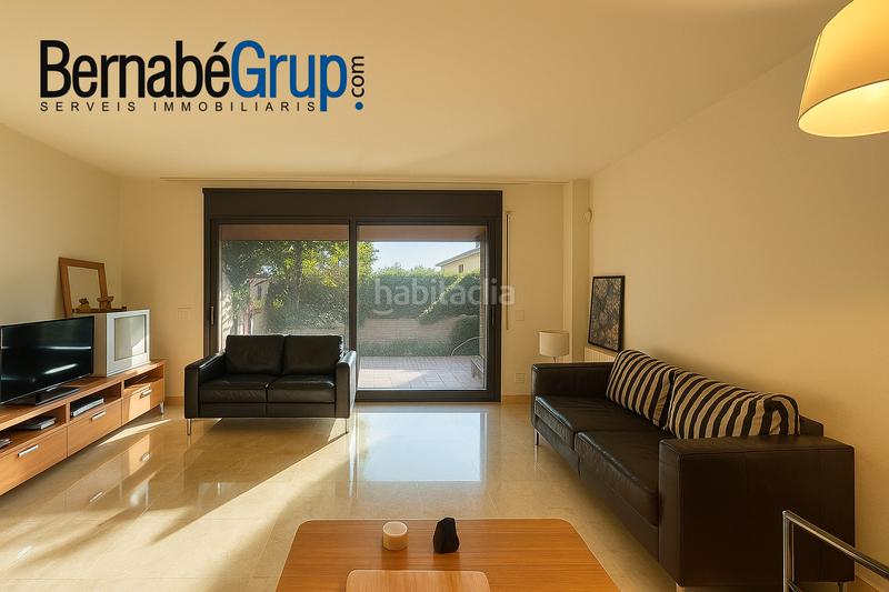 Foto e895a351-f07d-4fb1-a7cd-8790560d3571. Casa adosada adosada en can gurgui con piscina comunitaria en Canovelles