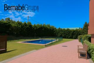 Casa adossada a Canovelles. Adosada en can gurgui con piscina comunitaria
