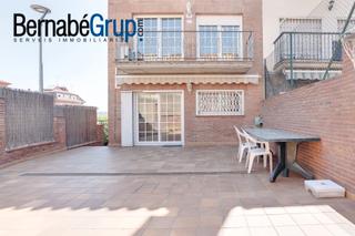 Casa adossada a Canovelles. Zona tranquila y cerca de servicios