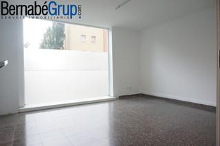 Location Local commercial  Carrer d'isabel de villena. Local de 2 plantas esquinero