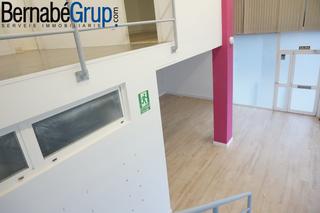 Location Local commercial  Carrer d'isabel de villena. Local de 2 plantas esquinero