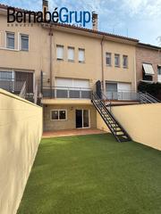 Casa adossada  Carrer de mossèn joan abarcat. Venta de casa reformada a estrenar en castellar del vallès