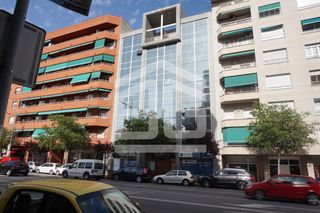 Lloguer Local Comercial a Avinguda sant esteve 37. Oficina de 80 m² en el centro, junto a renfe y autobús.