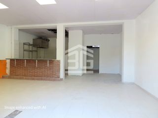 Lloguer Local Comercial a Carrer del vallespir 8. Local con salida de humos en can bassa