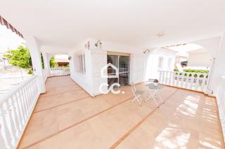 Casa a Calle giralda la 2. Espacio, luz y mar una casa con carácter propio