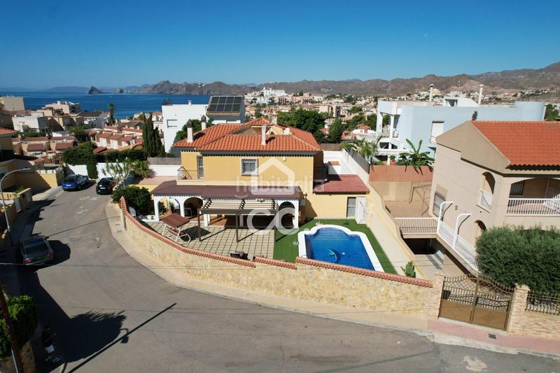 Foto 15051f8c-d272-4aef-a8f8-a5c18c2cfff6. Maison jumelée dans calle de río de janeiro 38 dans Águilas