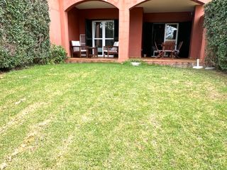 Appartement à Avenida reina sofía 11a. Bajo con jardin privado y vistas al golf