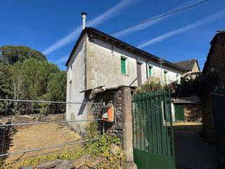 Casale in Palacios de Sanabria. Casa en otero de sanabria con patio y lote parcelas.
