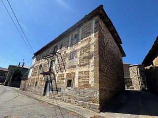 Bauernhof in Villardeciervos. Gran casa y almacen con finca en villardeciervos