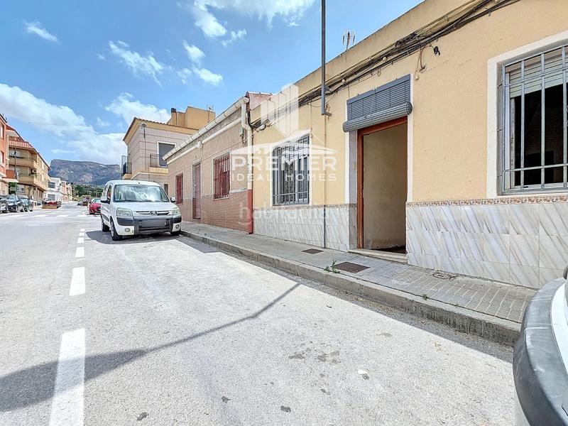 Foto 4483a4bf-d5dd-488e-8a9a-03f5676f8ce2. Casa oportunidad. casa independiente con encanto y muchas posibilidades en Petrer