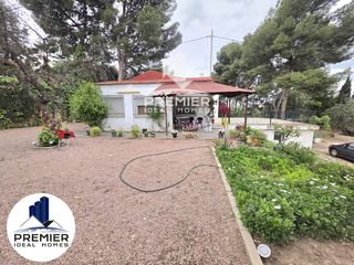 Xalet  Reventon. Campo con piscina y gran parcela en elda