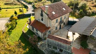 Maison à Mámoa 11. Espectacular casa de piedra con jardín en asados