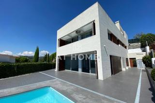 Casa a Montalnou - Milans del Bosc. Esta impresionante casa de dos plantas cuenta con una gran suite