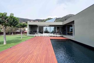 Miete Chalet in Alella. Espaciosa casa de diseño con amplio jardín con piscina y cerca d