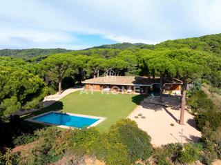 Chalet à Supermaresme. Impresionante casa de estilo mediterráneo en urbanització superm
