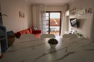 Apartament  Odisea. Apartamento en planta baja con terraza y piscina en costa del si