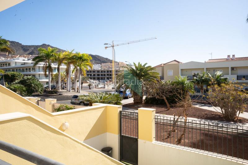 Foto f9e33694-7236-4393-87ba-311303375c79. Casa adossada amb piscina a Playa Fañabé Alto Adeje