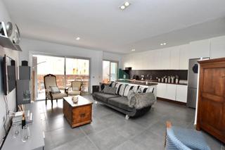 Apartament  Uno de mayo. Piso amplio de 3 habitaciones en el centro de alcal