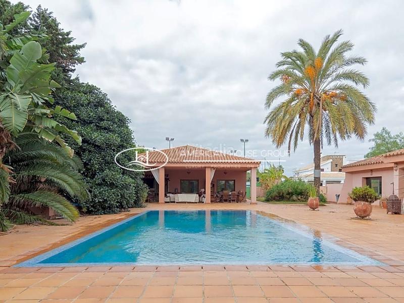 Foto 6ff264bc-1613-439a-aa0c-773c983761ad. House with parking pool in Los Gallos Chiclana de la Frontera